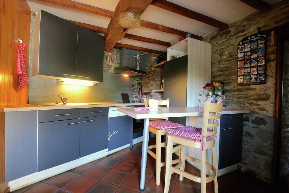 Cottage | Private kitchen | Electric kettle, toaster, cookware/dishes/utensils