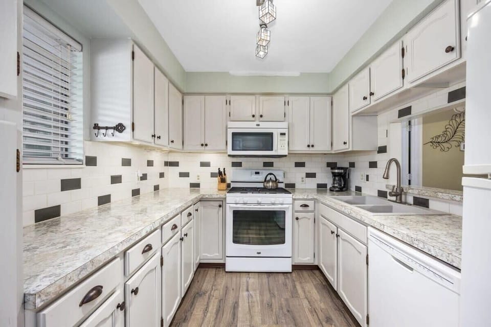Unit A: Fully equipped kitchen!