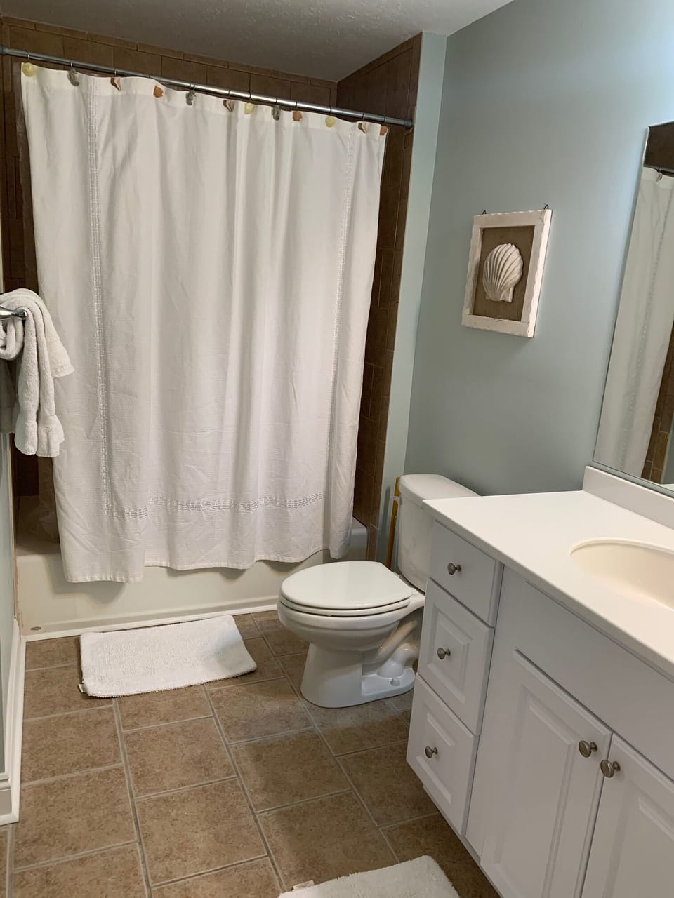 2nd bathroom just off the 2nd bedroom.
