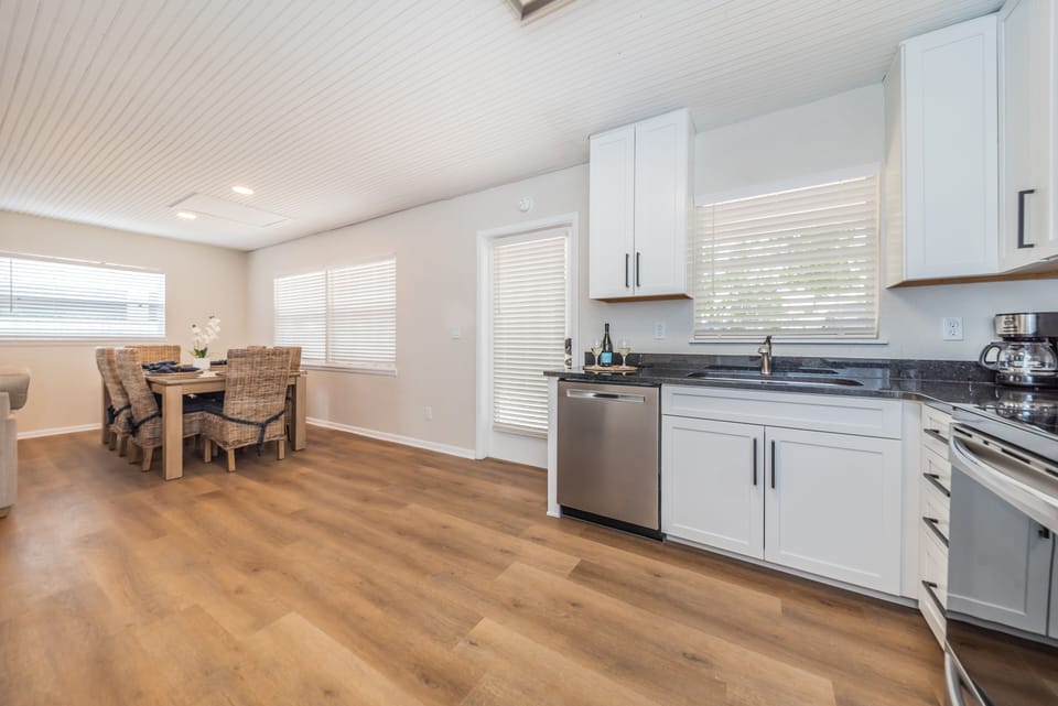 This kitchen offers new stainless and smudge proof GE professional series.