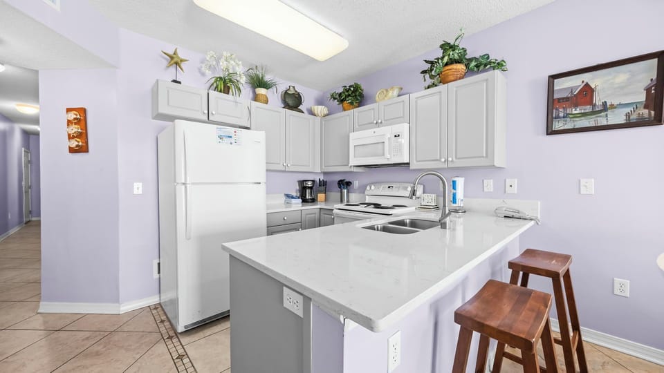 Caribbean 301 - Fully equipped kitchen with two bar stools, perfect for casual meals.