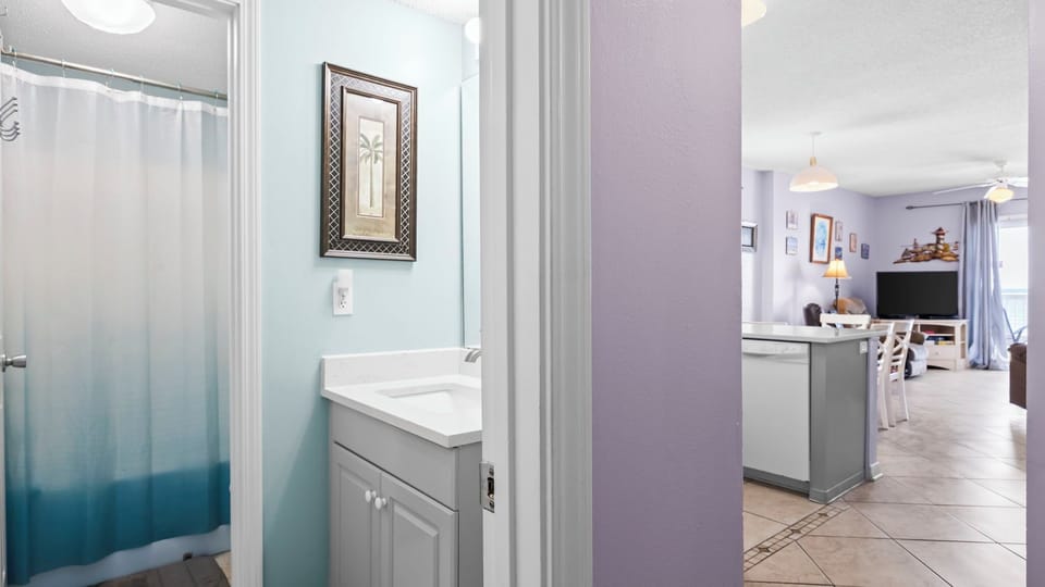 Caribbean 301 - Guest bathroom