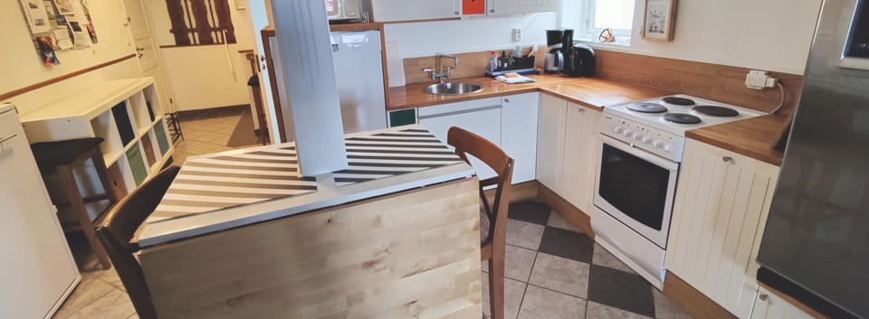 Full-size fridge, microwave, oven, stovetop
