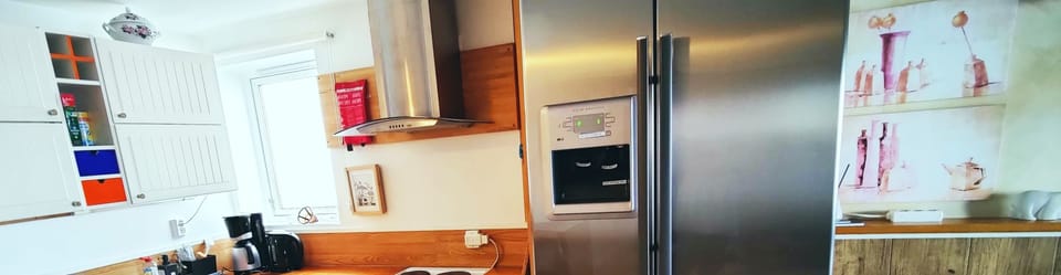 Full-size fridge, microwave, oven, stovetop