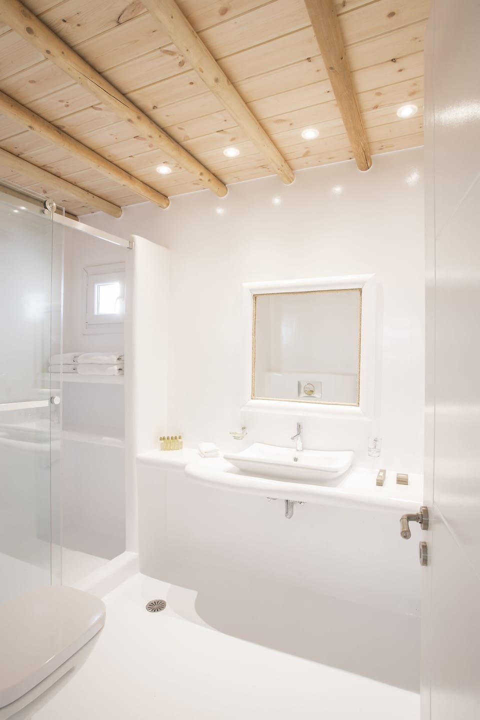 Superior Suite | Bathroom | Free toiletries, hair dryer, bathrobes, slippers