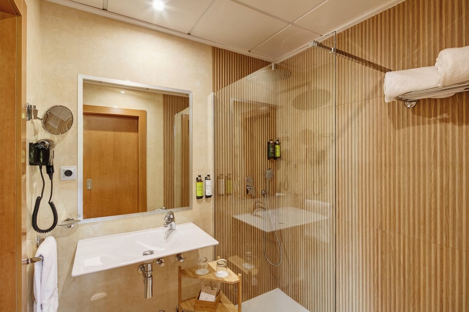 Junior Suite, Bathtub | Bathroom | Combined shower/tub, hair dryer, towels