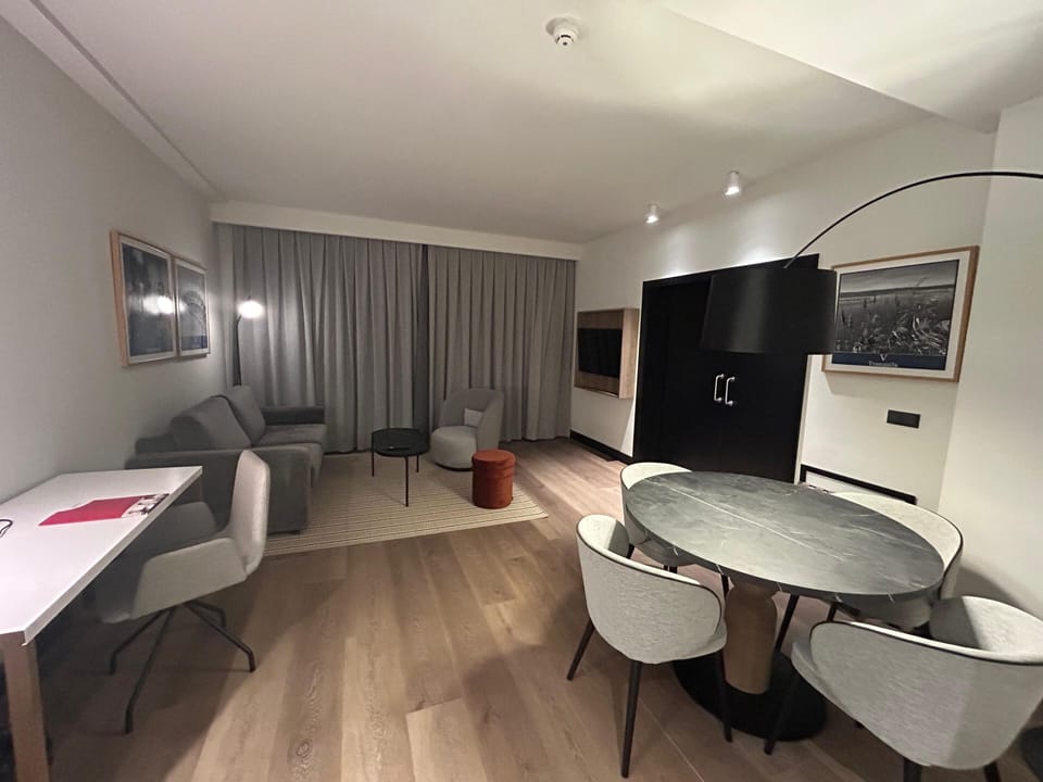 Superior Room | Minibar, in-room safe, desk, blackout drapes