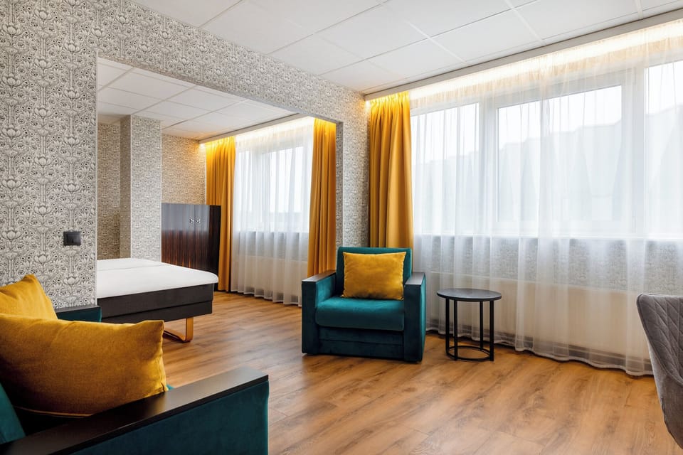Corner room | Desk, laptop workspace, blackout drapes, free WiFi