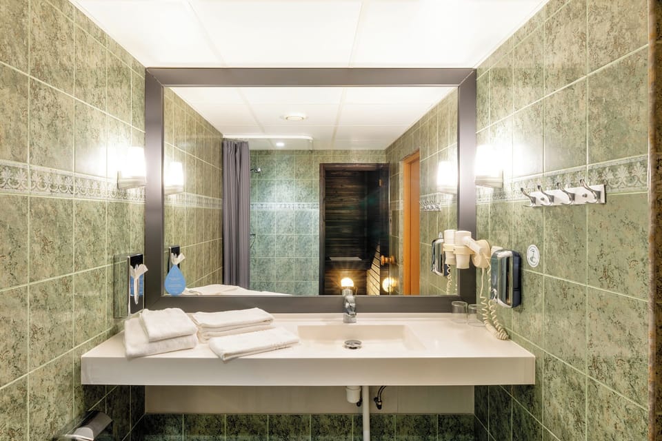 Corner room | Bathroom | Shower, hair dryer, towels