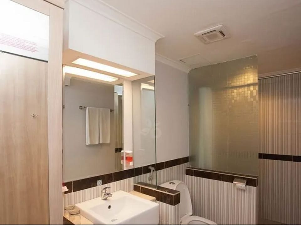 Superior Room | Bathroom | Shower, hydromassage showerhead, free toiletries, slippers