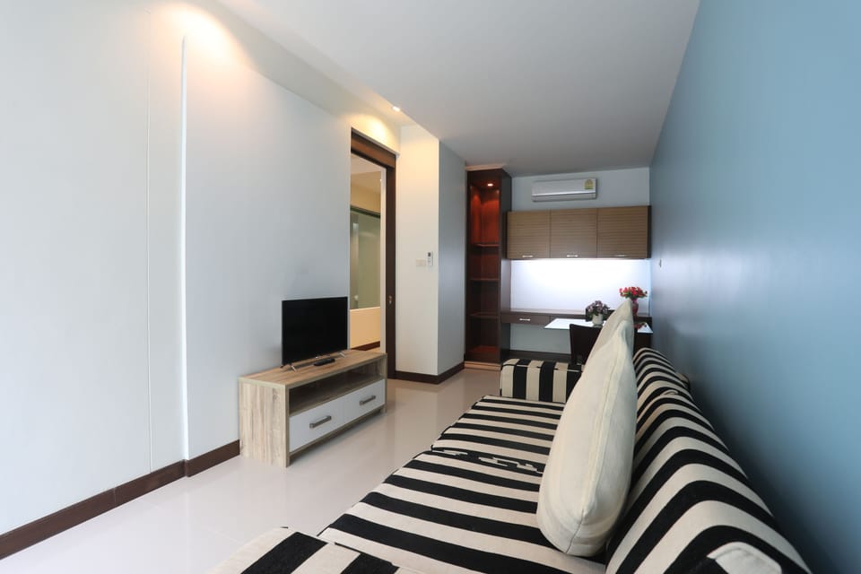 Pool Access Family Suite | In-room dining