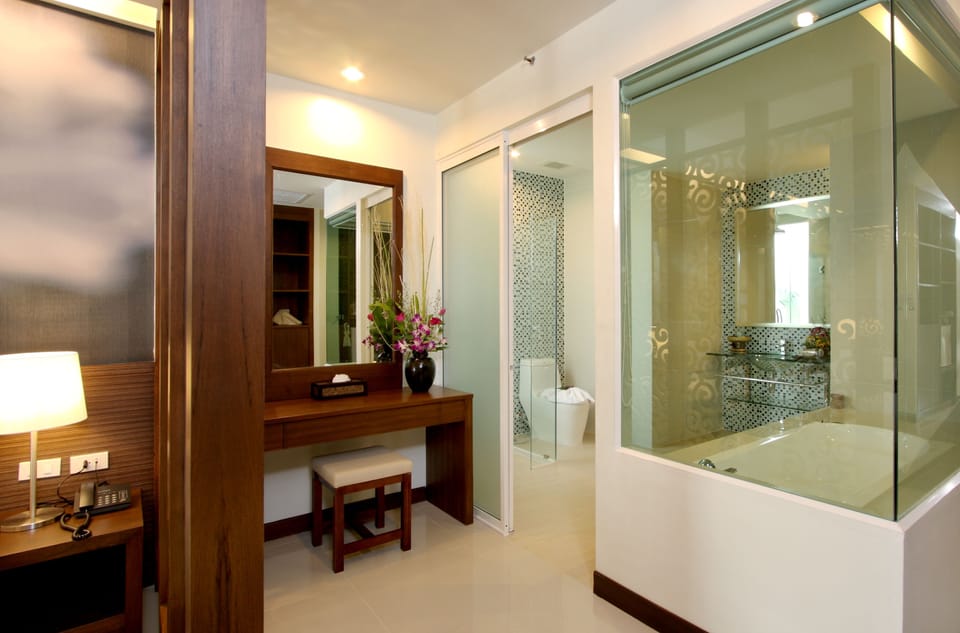 Pool Access Family  | Bathroom | Shower, free toiletries, hair dryer, bathrobes