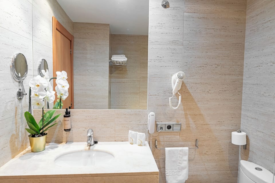 2 Single Beds | Bathroom | Deep soaking tub, free toiletries, hair dryer, bidet