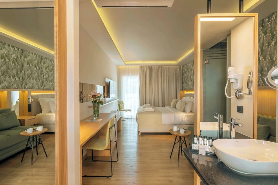 Executive Bungalow Sea View | Minibar, in-room safe, desk, blackout drapes