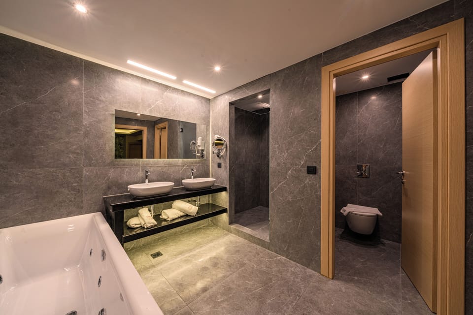 Family Bungalow Suite Private Pool | Bathroom | Eco-friendly toiletries, hair dryer, towels