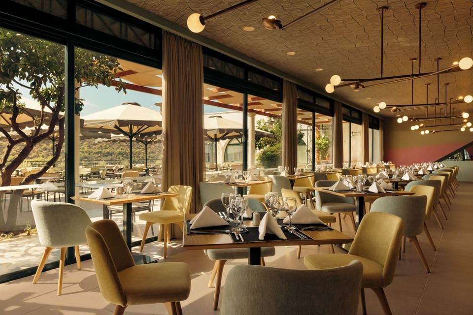 4 restaurants; lunch and dinner served