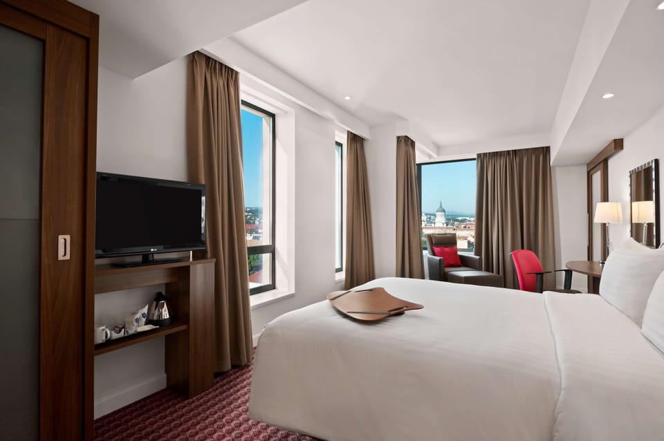 Premium Room, 1 Queen Bed | In-room safe, desk, blackout drapes, soundproofing