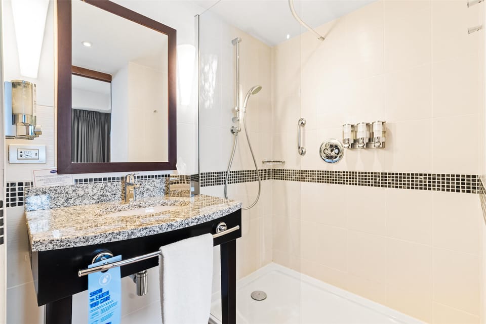 Deluxe Room, 1 Queen Bed, Non Smoking | Bathroom shower