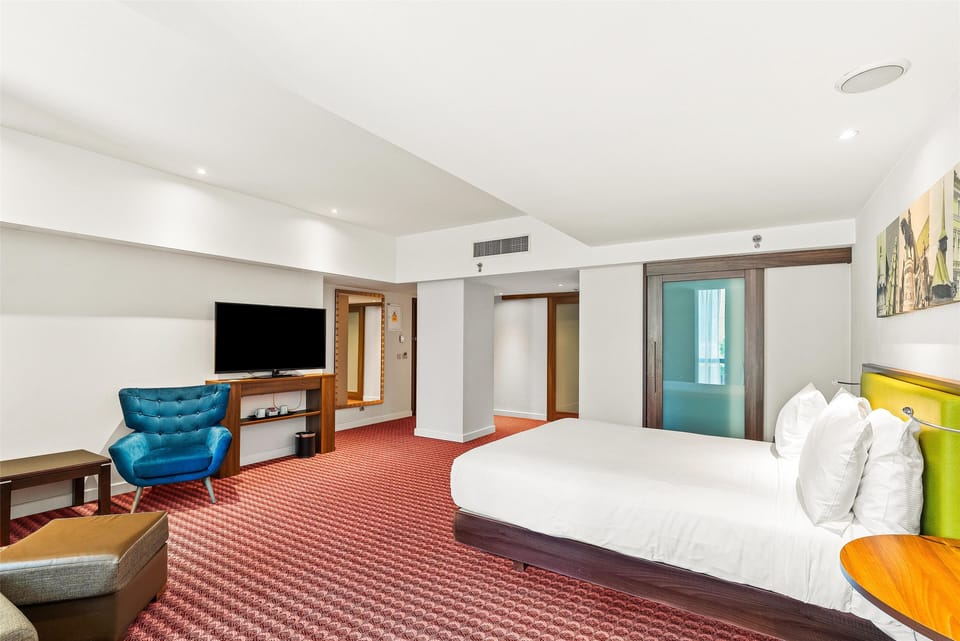Room, 1 Queen Bed, Non Smoking, Corner | In-room safe, desk, blackout drapes, soundproofing
