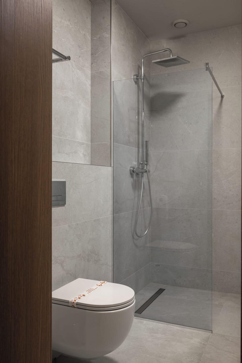 Shower, rainfall showerhead, free toiletries, hair dryer
