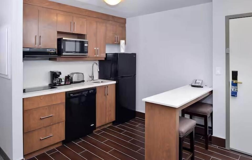 Exclusive Room, 1 King Bed, Kitchen (Living Area) | Private kitchenette | Fridge, microwave, coffee/tea maker
