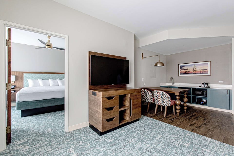 One King One Bedroom Suite, Non-Smoking | Down comforters, pillowtop beds, in-room safe, blackout drapes