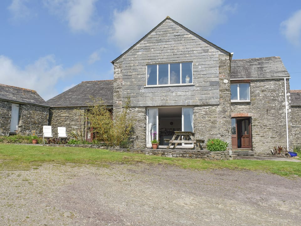 Outstanding holiday home with ample parking | Owl&rsquo;s Roost - Trentinney Farm Holiday Cottages, St Endellion, near Port Isaac