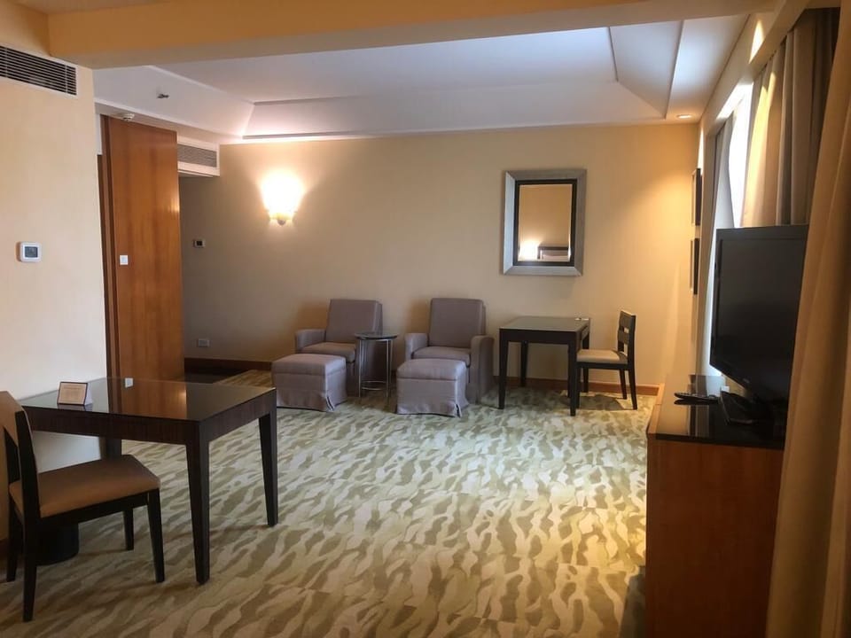 Studio Apartment | Premium bedding, down comforters, pillowtop beds, minibar