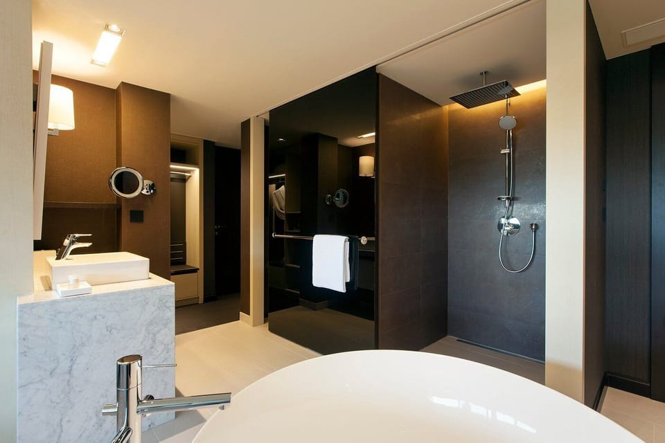 Suite, 1 King Bed, Club Lounge Access (Top Floor) | Bathroom | Rainfall showerhead, free toiletries, hair dryer, bathrobes
