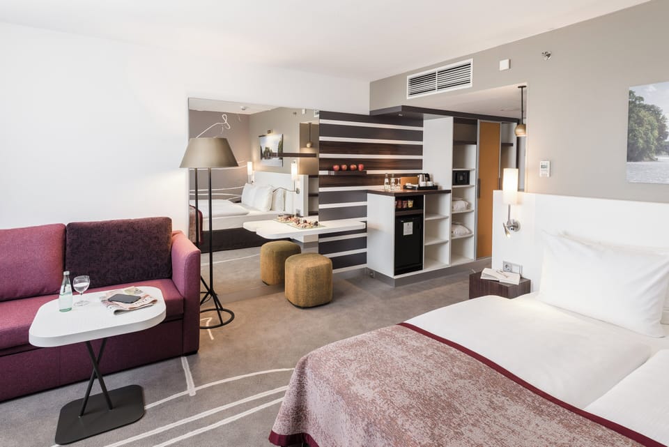 Premium Room, 1 Queen Bed, City View | Hypo-allergenic bedding, pillowtop beds, in-room safe, desk