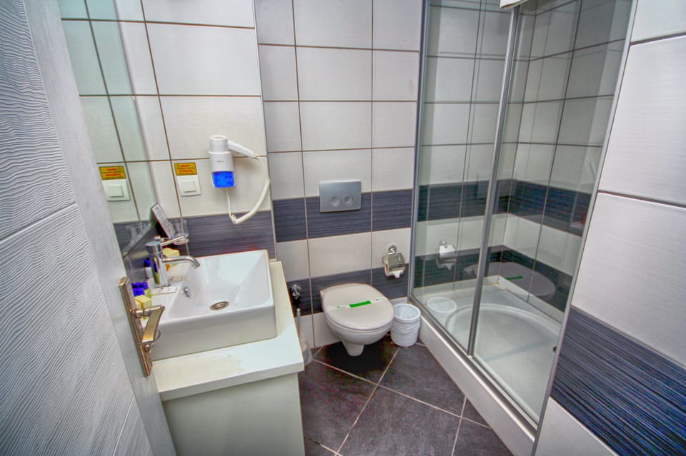 Shower, rainfall showerhead, free toiletries, hair dryer