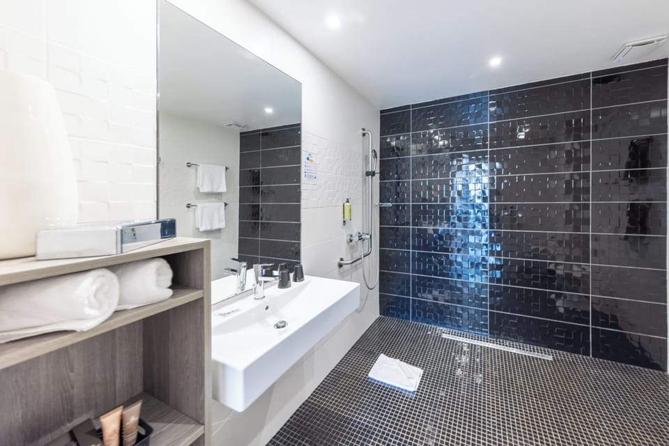 Shower, free toiletries, hair dryer, towels