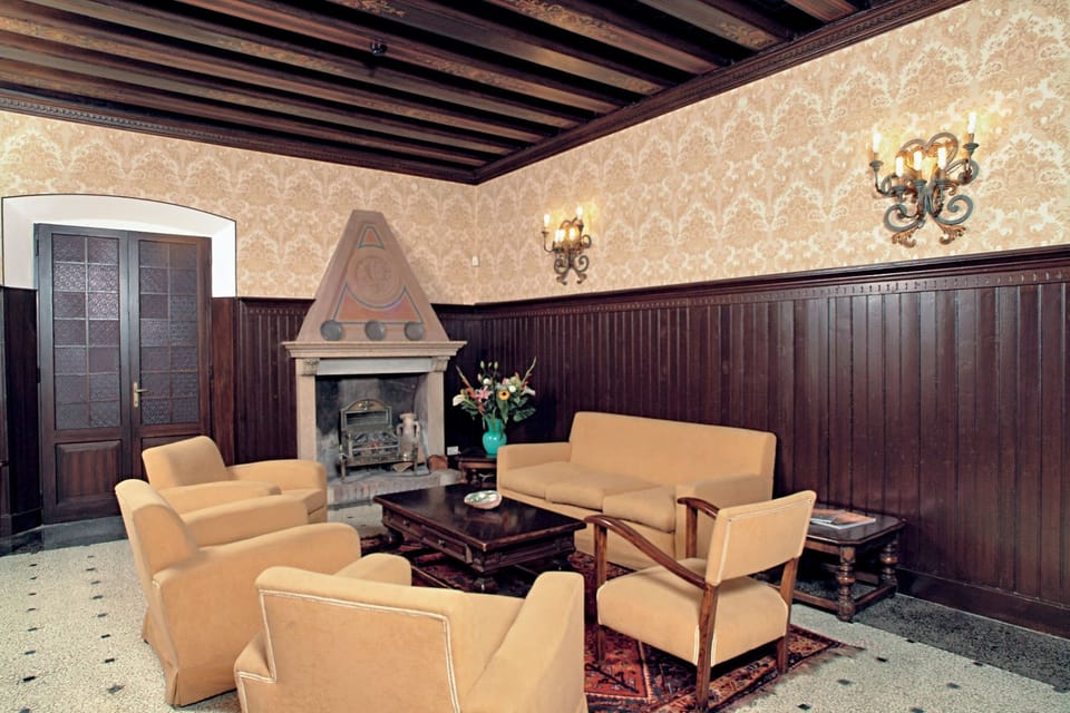 Lobby lounge