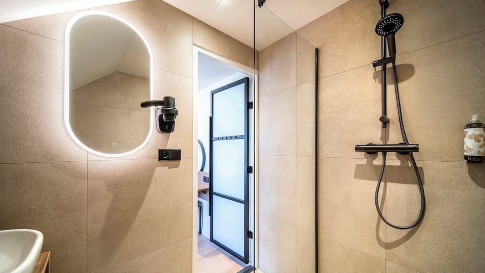 Cozy Double Canal View | Bathroom | Hair dryer, towels