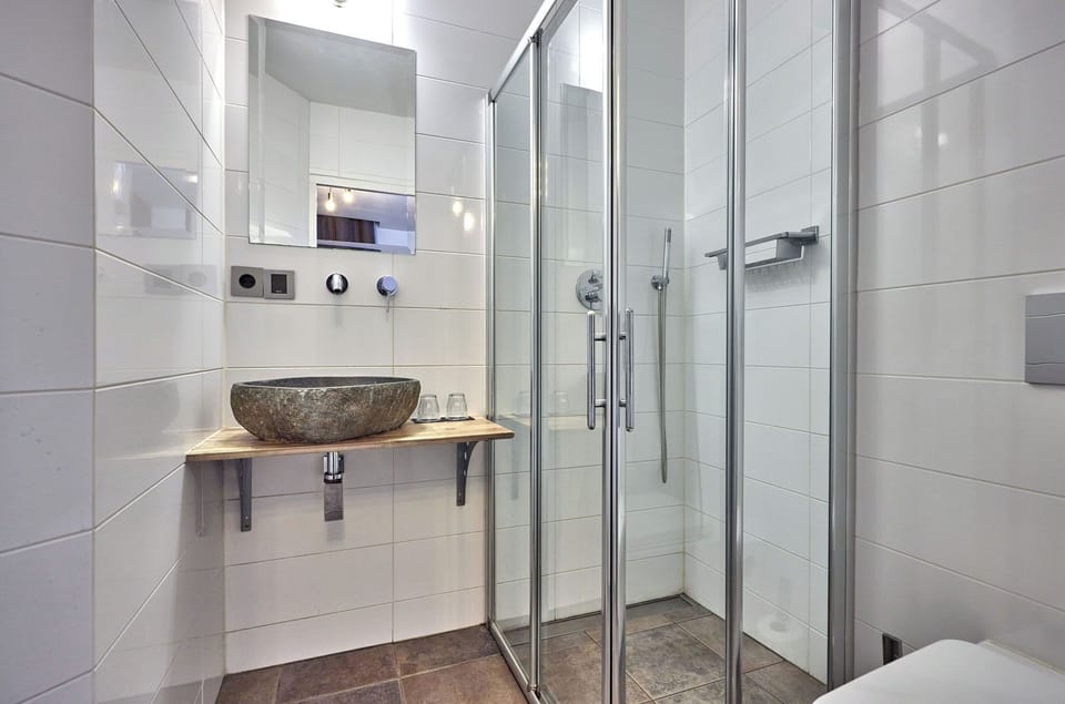 Luxury Double Room, Balcony | Bathroom | Shower, rainfall showerhead, hair dryer