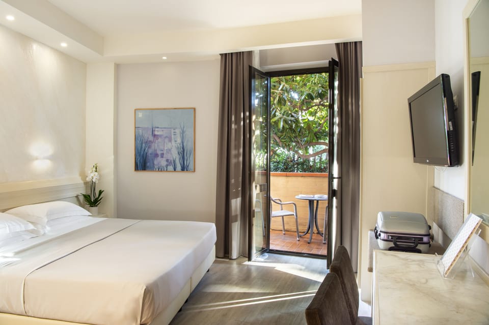 1 bedroom, Egyptian cotton sheets, premium bedding, down comforters