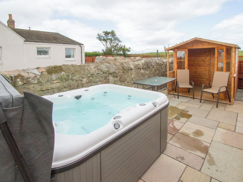 Hot tub | Grieve&rsquo;s Cottage, Portmahomack, near Tain