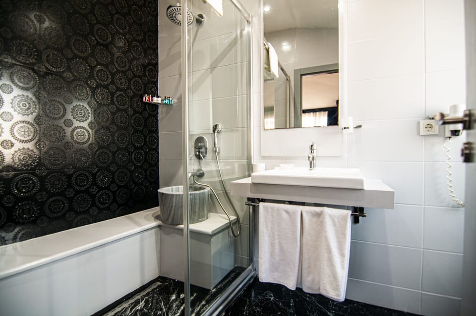 Deluxe Room in Primary City Center Location | Premium bedding, minibar, in-room safe, desk