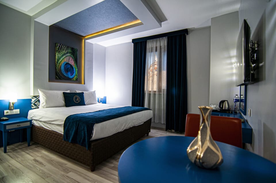 Deluxe Room in Primary City Center Location | Premium bedding, minibar, in-room safe, desk