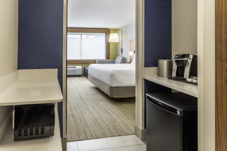 Standard Room, 1 King Bed, Roll-in Shower (Roll-In Shower) | In-room safe, desk, laptop workspace, blackout drapes