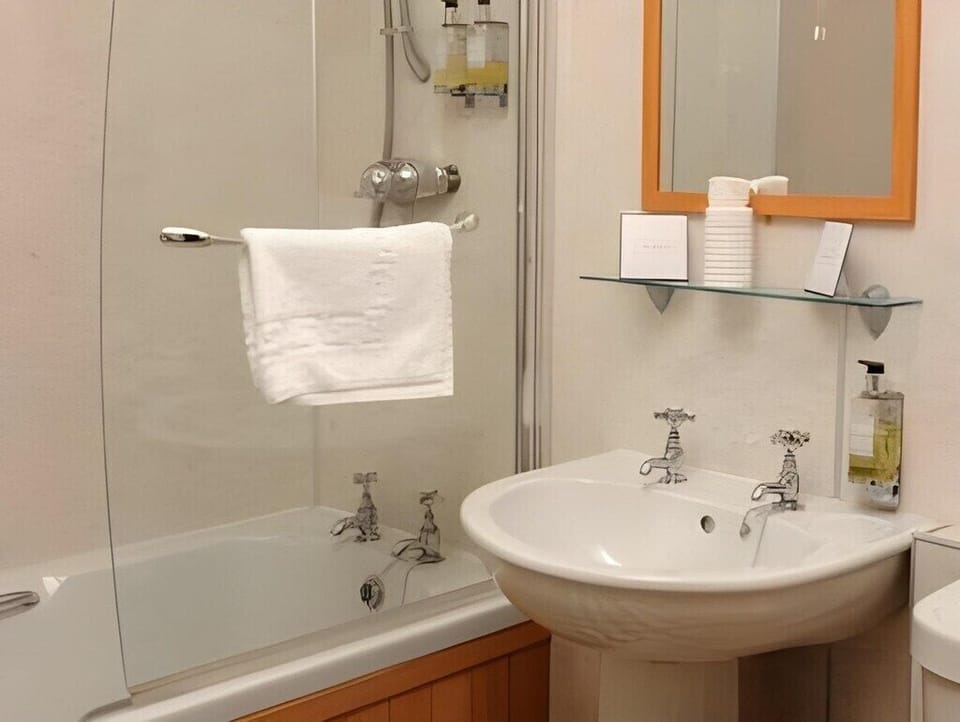 Standard Double Room, Private Bathroom | Bathroom | Free toiletries, hair dryer, towels