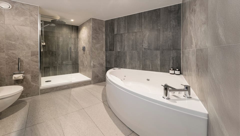 Premium Room, 1 Queen Bed, Jetted Tub | Bathroom | Hair dryer, towels