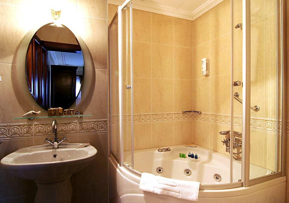 Dersaadet Corner Suite | Bathroom | Free toiletries, hair dryer, slippers, towels