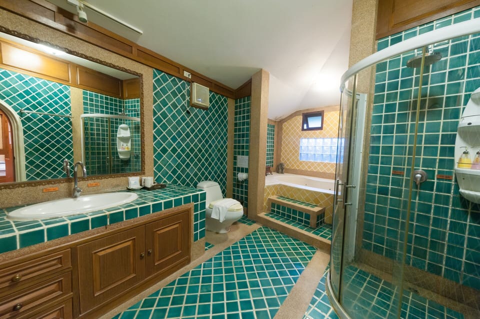 Junior Suite, 1 King Bed, Jetted Tub | Bathroom | Rainfall showerhead, free toiletries, hair dryer, bathrobes