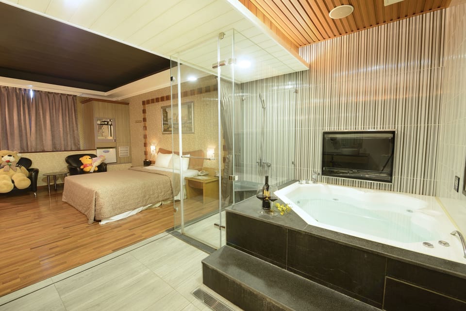 Deluxe Room, 1 Double Bed | Jetted tub