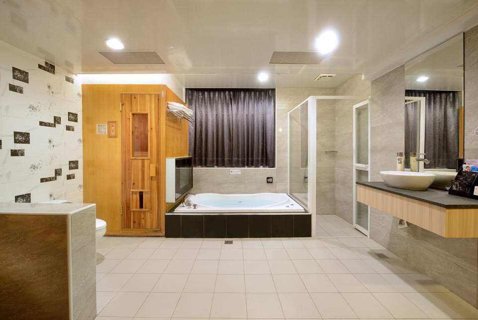 Deluxe Room, 1 Double Bed | Bathroom | Separate tub and shower, jetted tub, rainfall showerhead