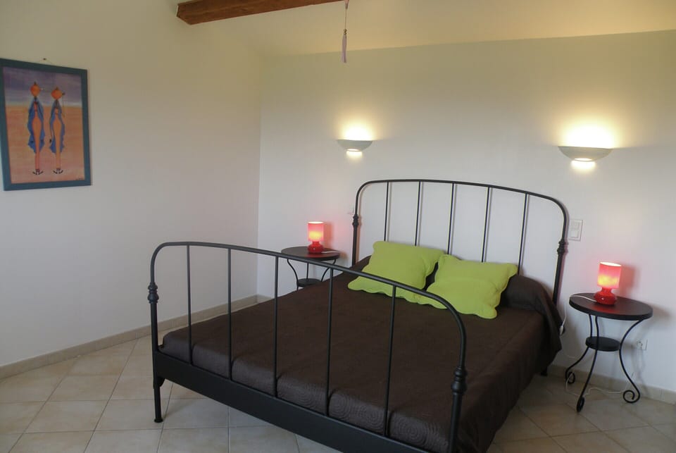 Courry Views: Pool & Nature Villa in Occitanie