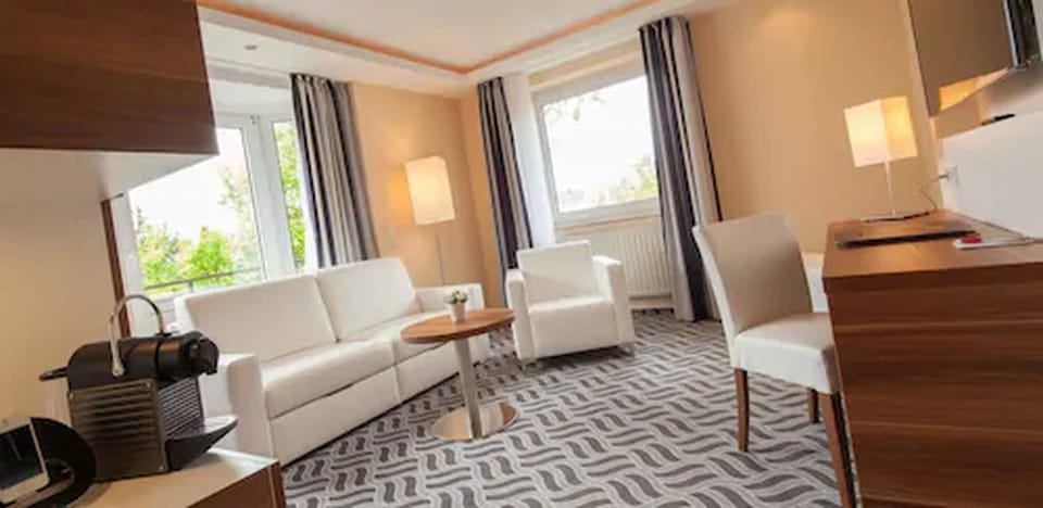 Suite | Minibar, in-room safe, desk, blackout drapes