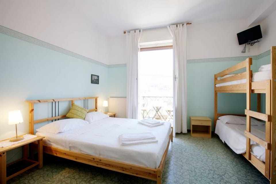 Classic Double Room, Balcony | Minibar, soundproofing, cribs/infant beds, rollaway beds