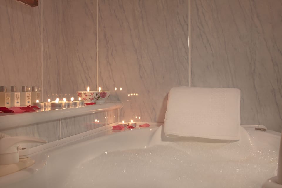 Exclusive Suite, Jetted Tub | Bathroom | Shower, free toiletries, hair dryer, bidet